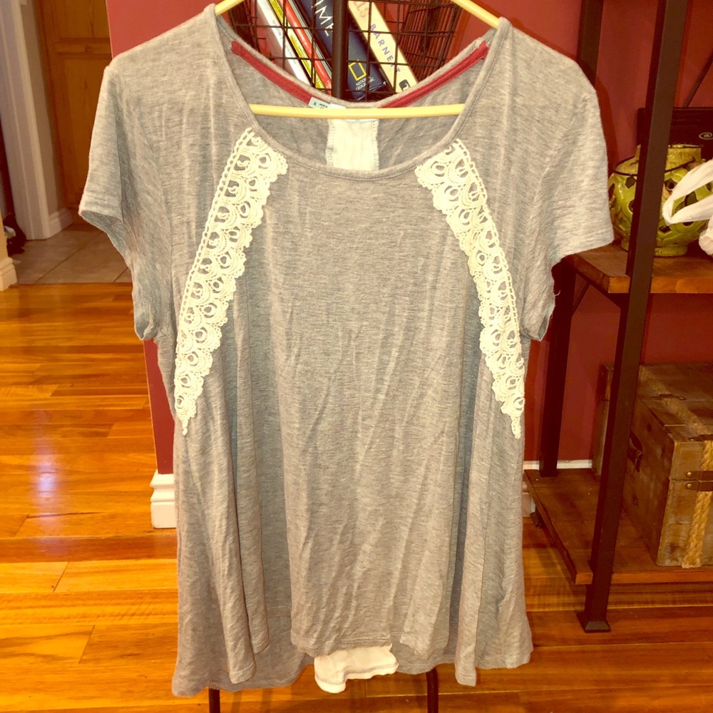 🔥CLEARANCE $10/20🔥 Maurice’s gray flyaway tee XL